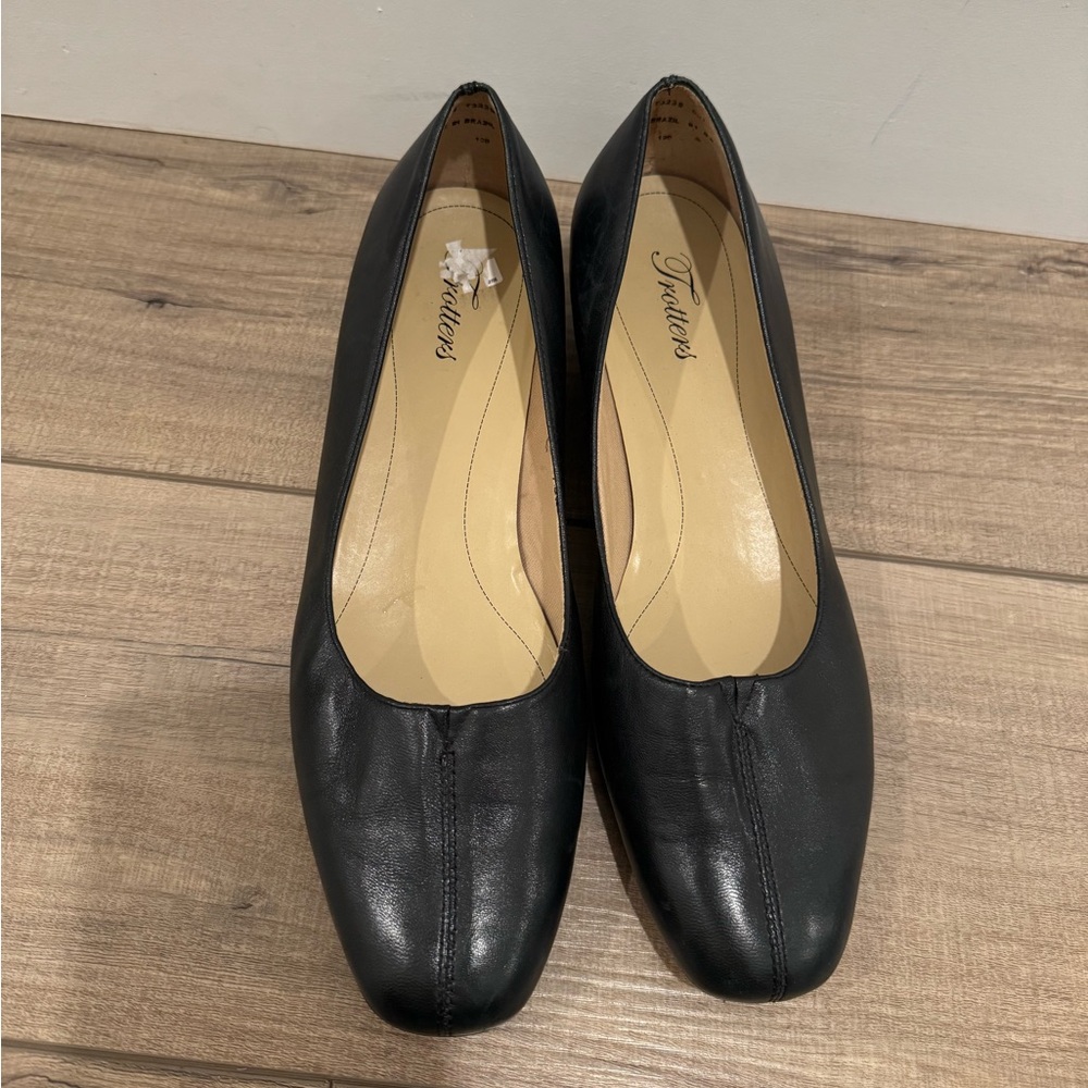 Trotters black leather closed toe kitten heels size 10